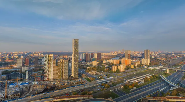 Вид из окна 23 этажа: городская застройка, транспортная развязка и Москва-река